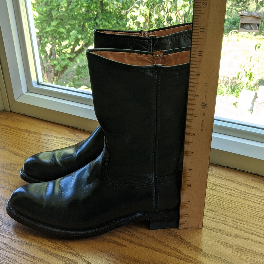 Boots  Men's Black low heel boot size 9 D - Picture 2 of 9